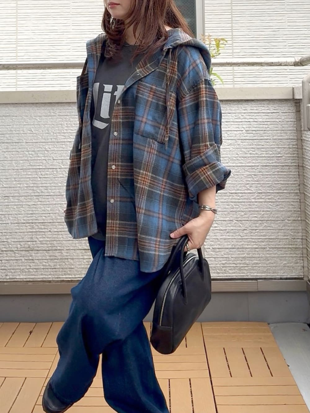 ブルー系のデニムパンツ、ブルー系のシャツ/ブラウス、ブラック系のスニーカーを着用したレディースの秋コーディネートの4枚目の写真