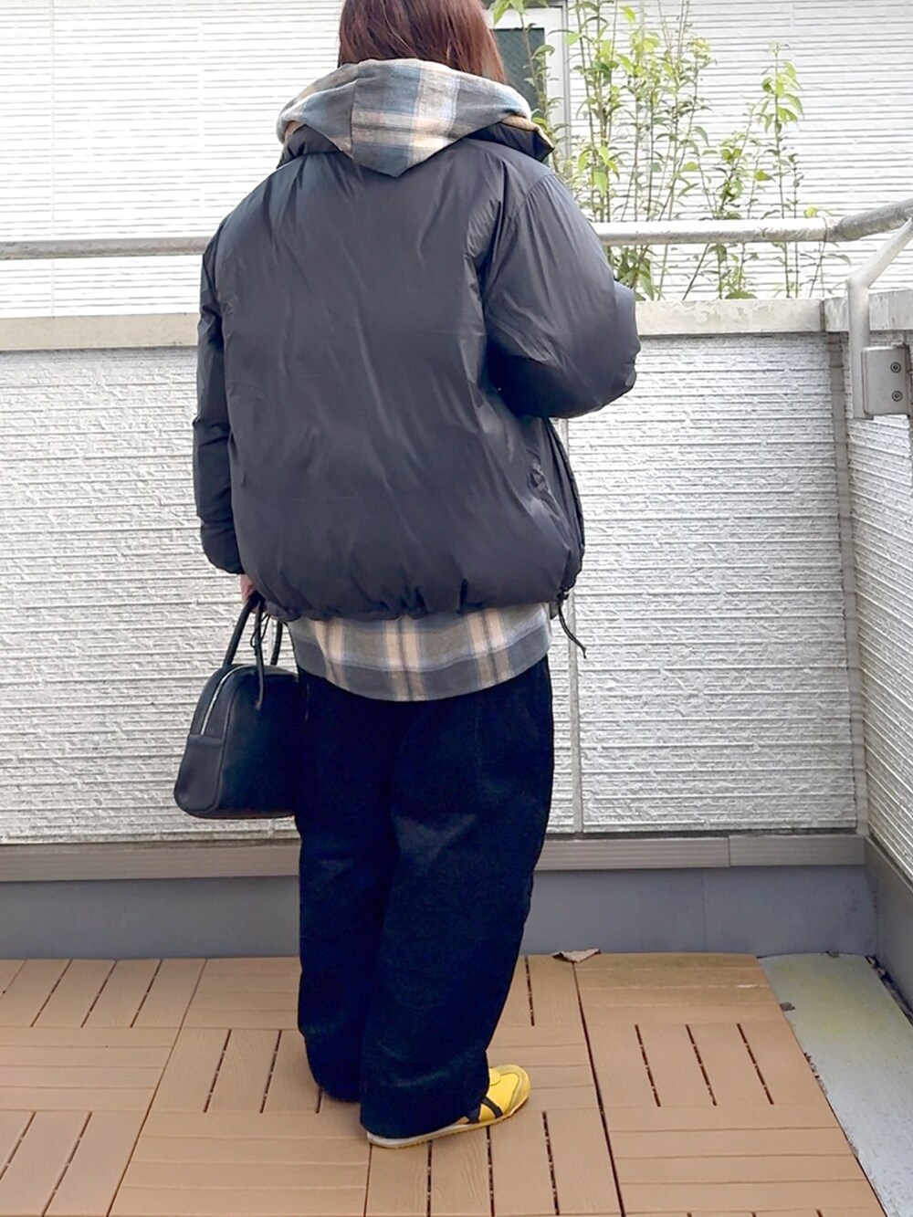 ブルー系のシャツ/ブラウス、ベージュ系のダウンジャケット/コート、ブラック系のその他パンツを着用したレディースの秋コーディネートの4枚目の写真