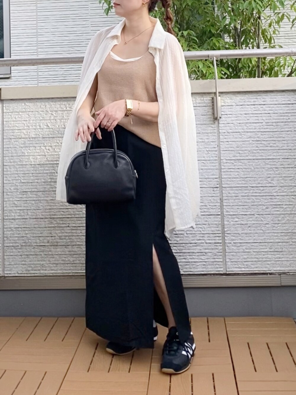 ホワイト系のシャツ/ブラウス、ブラック系のスカート、ブラック系のショルダーバッグを着用したレディースの秋コーディネートの2枚目の写真