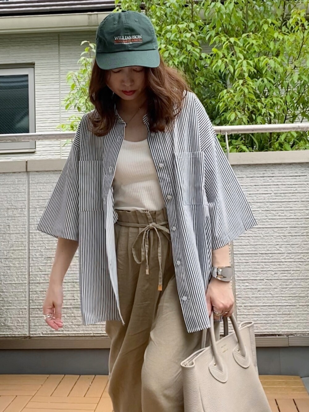 その他のシャツ/ブラウス、ホワイト系のタンクトップ、ベージュ系のその他パンツを着用したレディースの夏コーディネートの4枚目の写真