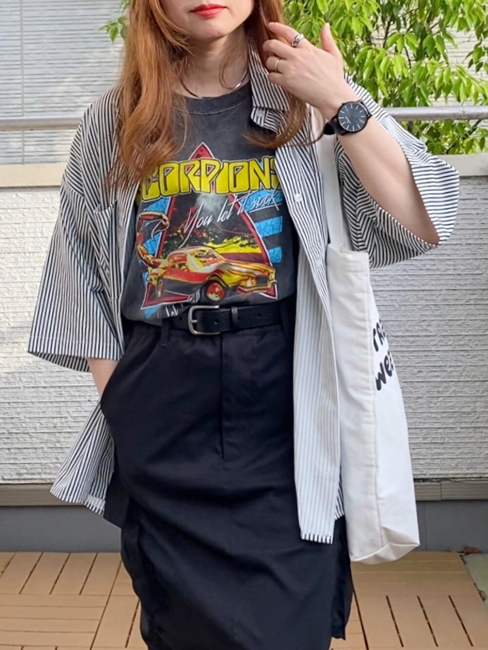 ブラック系のTシャツ/カットソー、その他のシャツ/ブラウス、ブラック系のスカートを着用したレディースの春コーディネートの4枚目の写真