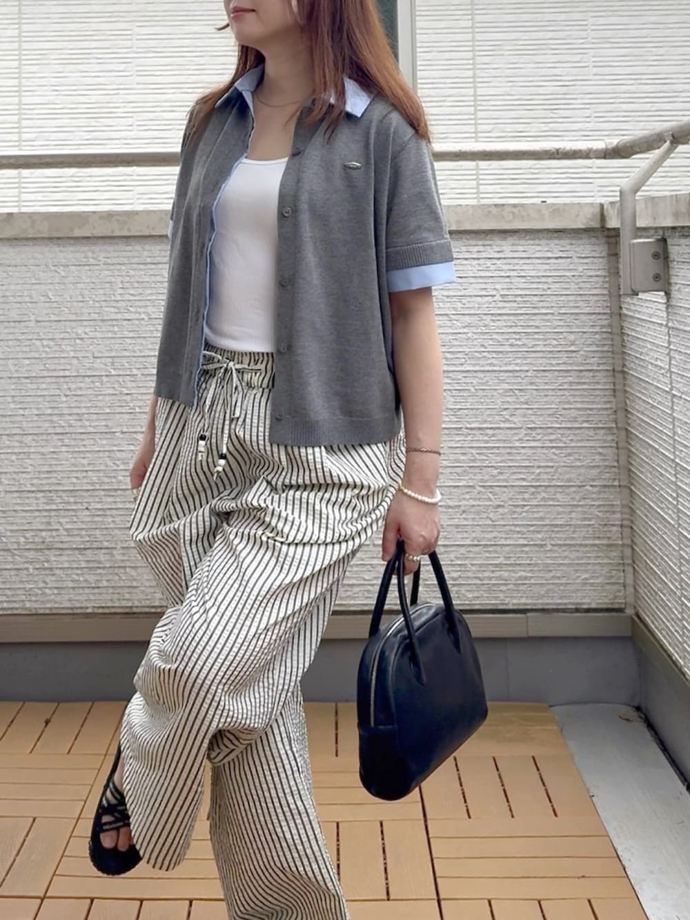 ホワイト系のその他パンツ、グレー系のカーディガン/ボレロを着用したレディースの夏コーディネートの4枚目の写真