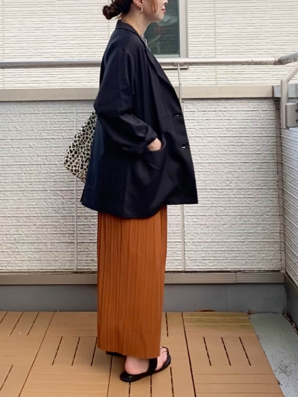 ブラウン系のスカート、ブラック系のテーラードジャケット、ブラック系のTシャツ/カットソーを着用したレディースの夏コーディネートの4枚目の写真