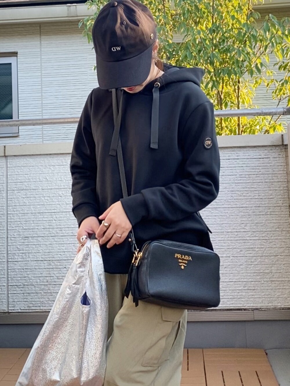 ブラック系のパーカー、ベージュ系のカーゴパンツ、その他のエコバッグ/サブバッグを着用したレディースの秋コーディネートの3枚目の写真