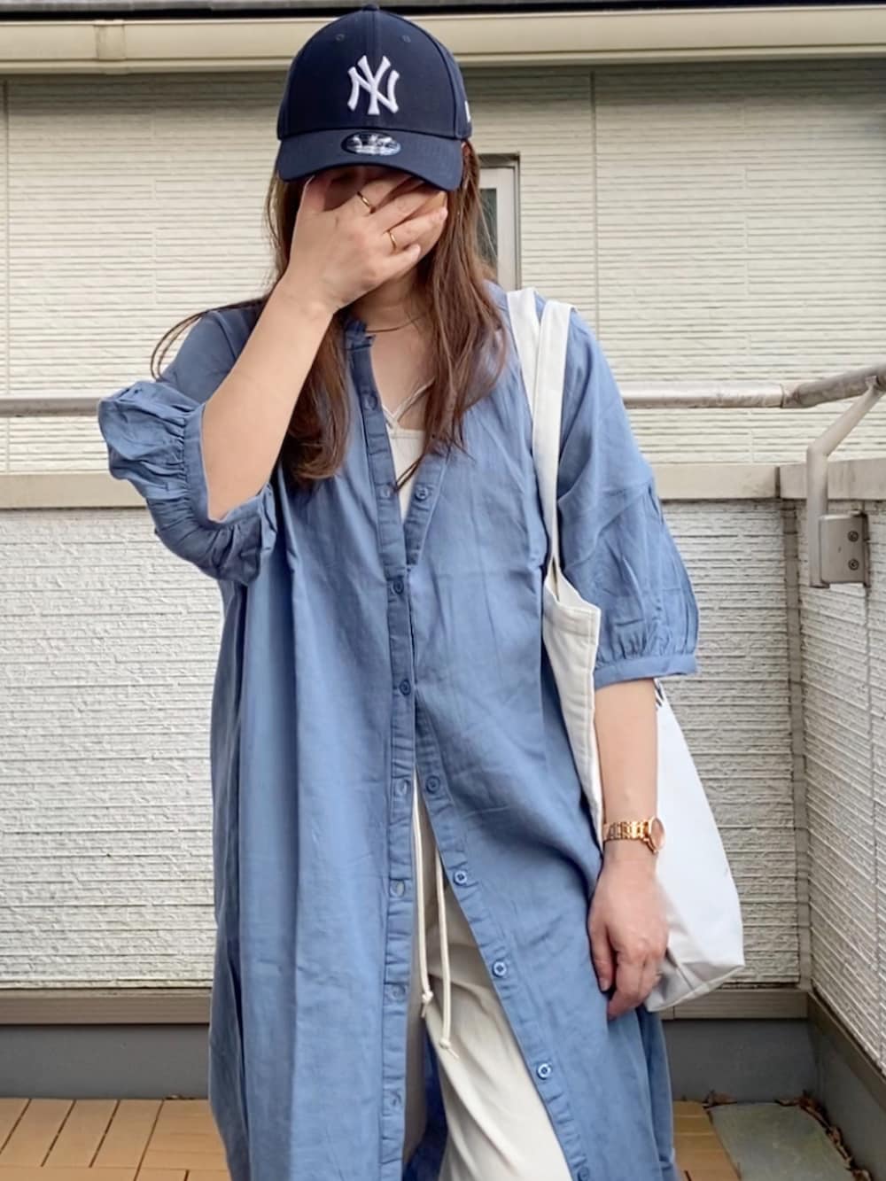ブルー系のワンピース、ホワイト系のキャミソール、ホワイト系のその他パンツを着用したレディースの夏コーディネートの5枚目の写真