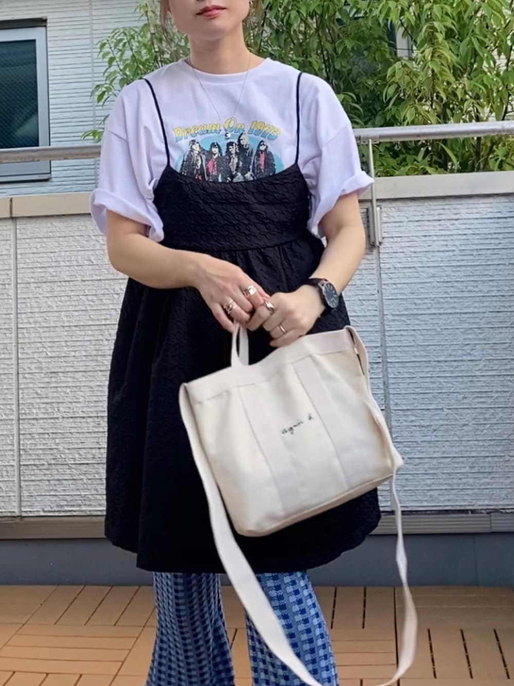 ホワイト系のTシャツ/カットソー、ブラック系のワンピース、ブルー系のその他パンツを着用したレディースの夏コーディネートの3枚目の写真