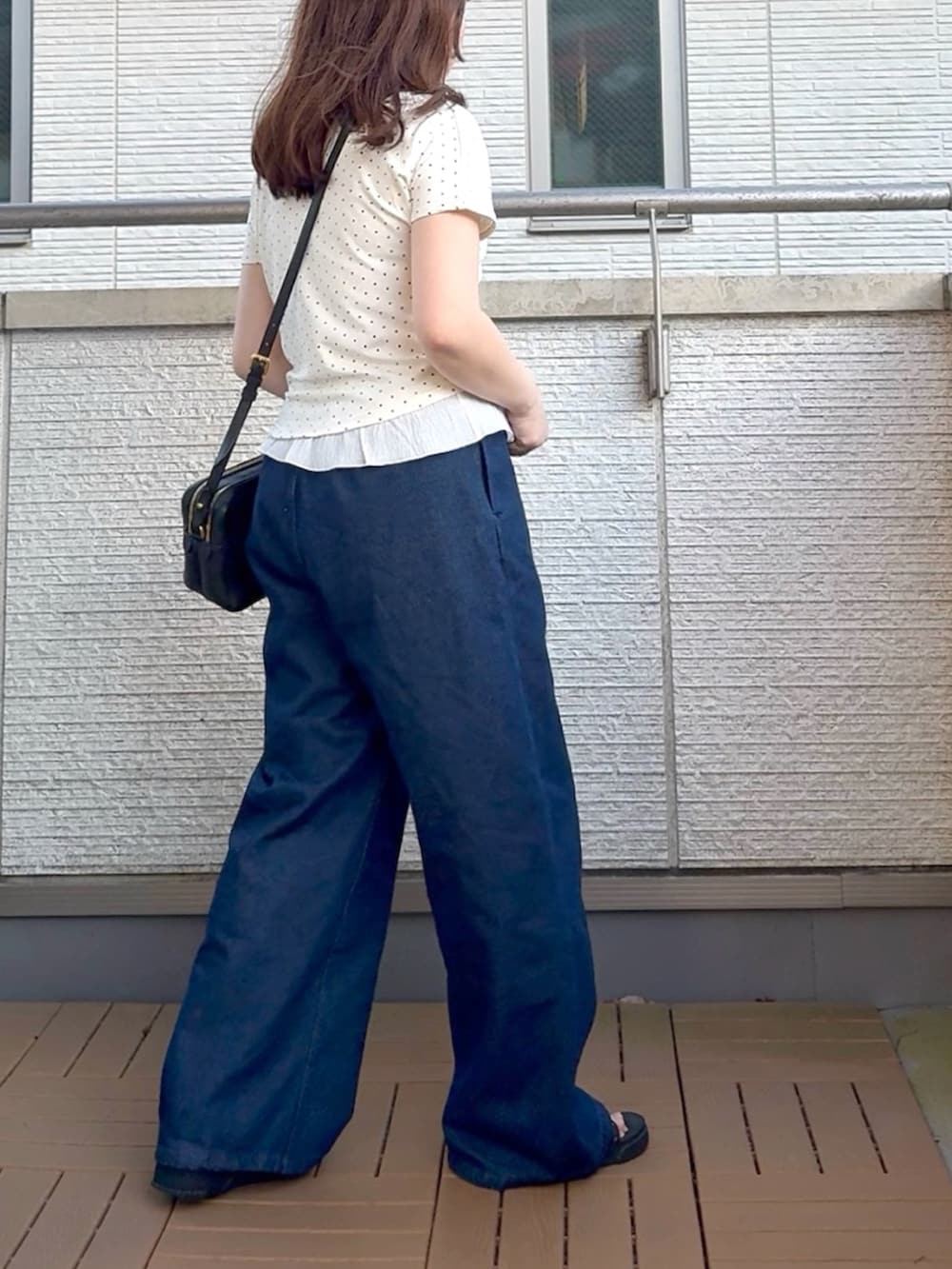 ホワイト系のTシャツ/カットソー、ブルー系のデニムパンツを着用したレディースの夏コーディネートの3枚目の写真