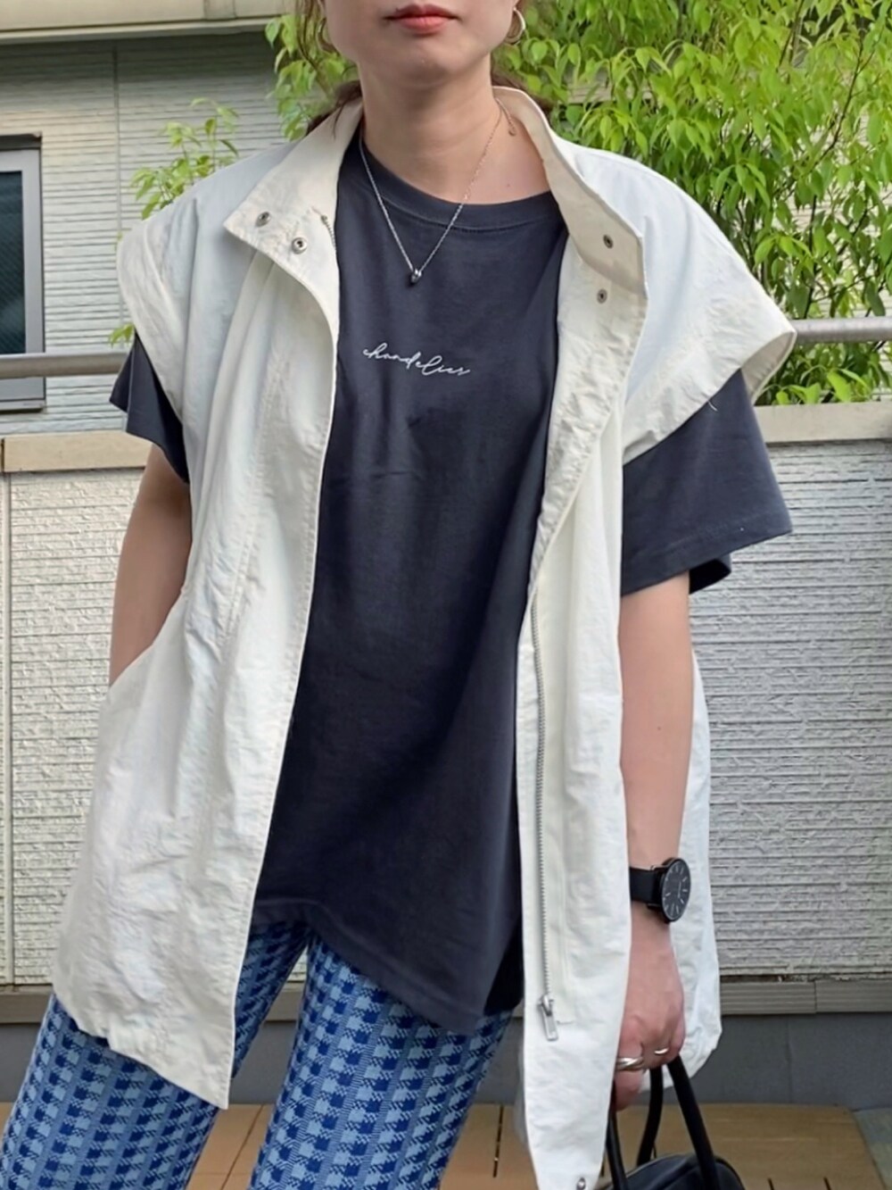 ホワイト系のブルゾン、グレー系のTシャツ/カットソー、ブルー系のその他パンツを着用したレディースの春コーディネートの3枚目の写真