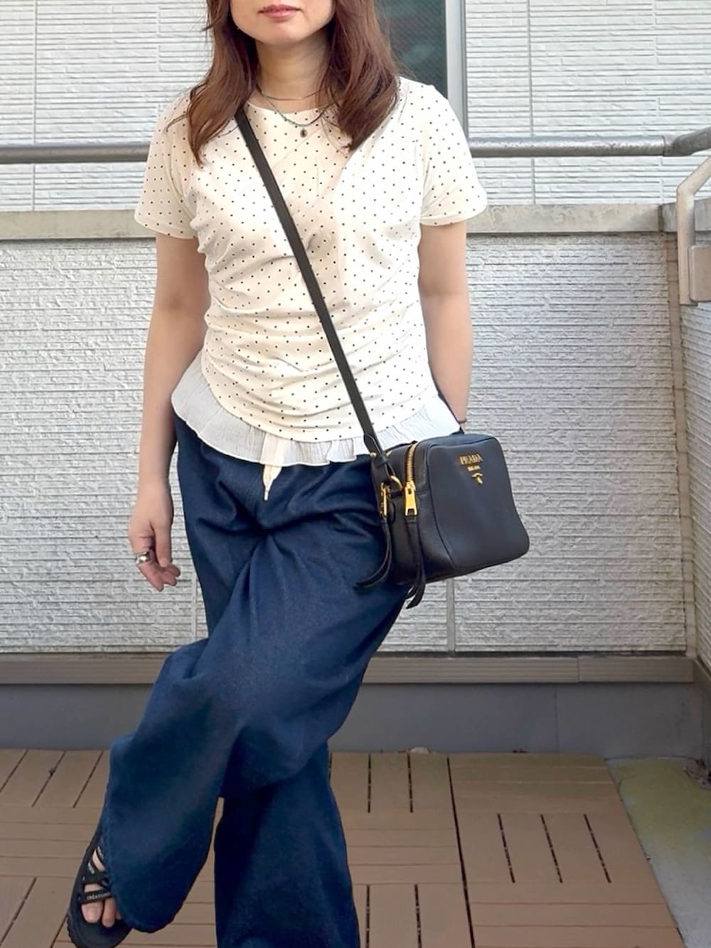 ホワイト系のTシャツ/カットソー、ブルー系のデニムパンツを着用したレディースの夏コーディネートの4枚目の写真