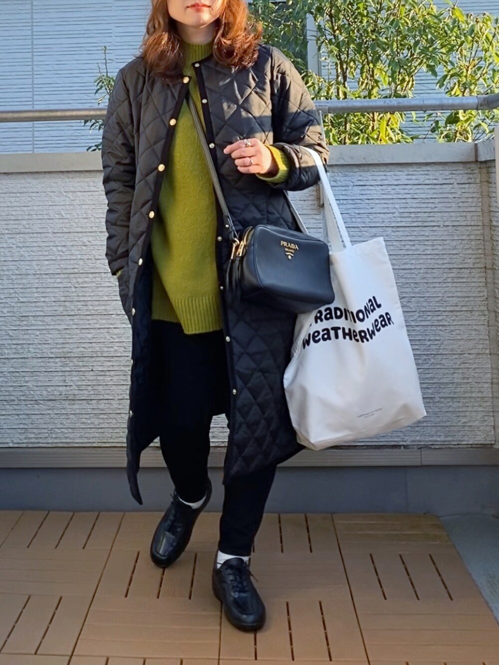 ブラック系のシューズ、ブラック系のその他アウター、ホワイト系のトートバッグを着用したレディースの秋コーディネートの2枚目の写真