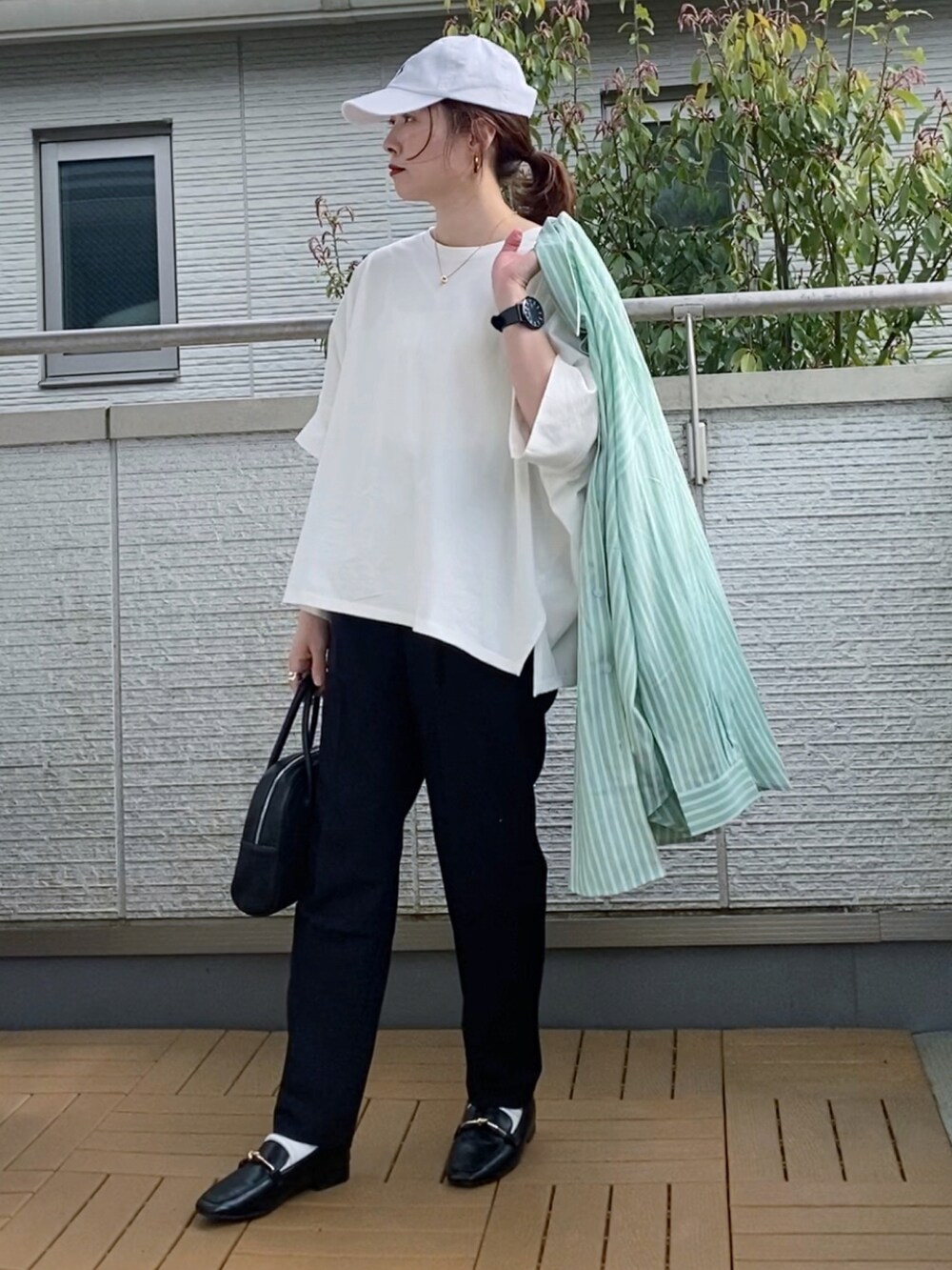 ホワイト系のTシャツ/カットソー、グリーン系のシャツ/ブラウス、ブラック系のその他パンツを着用したレディースの春コーディネートの3枚目の写真