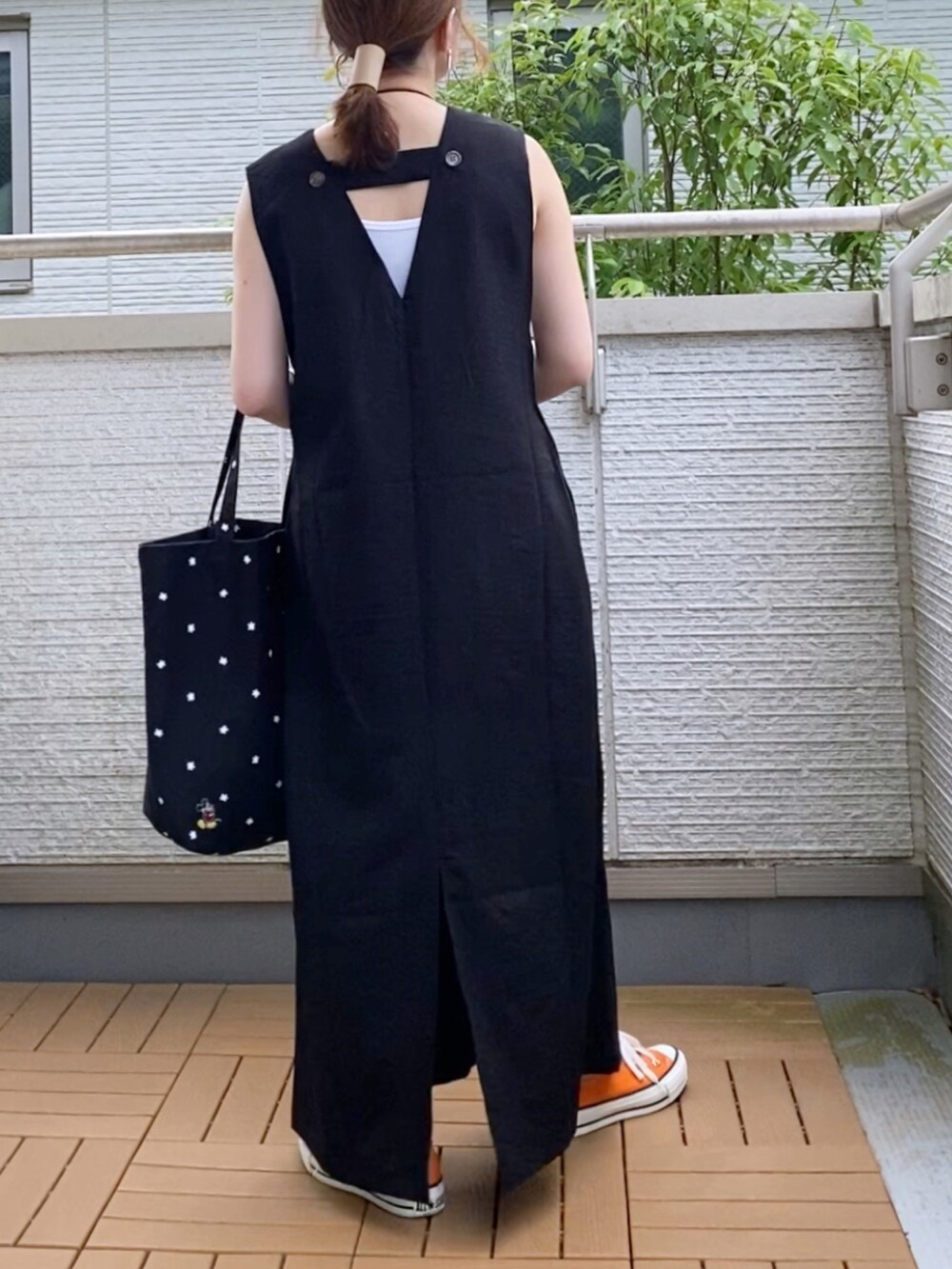 「ANGIE VINTAGE、ジャンパースカート、コンバース、大人カジュアル、低身長」｜「ANGIEのリネンタッチVネックジャンパースカート（ワンピース、ブラック系）」を使った、Kay-teeeさん（レディース・150cm）の夏コーディネートの2枚目の写真