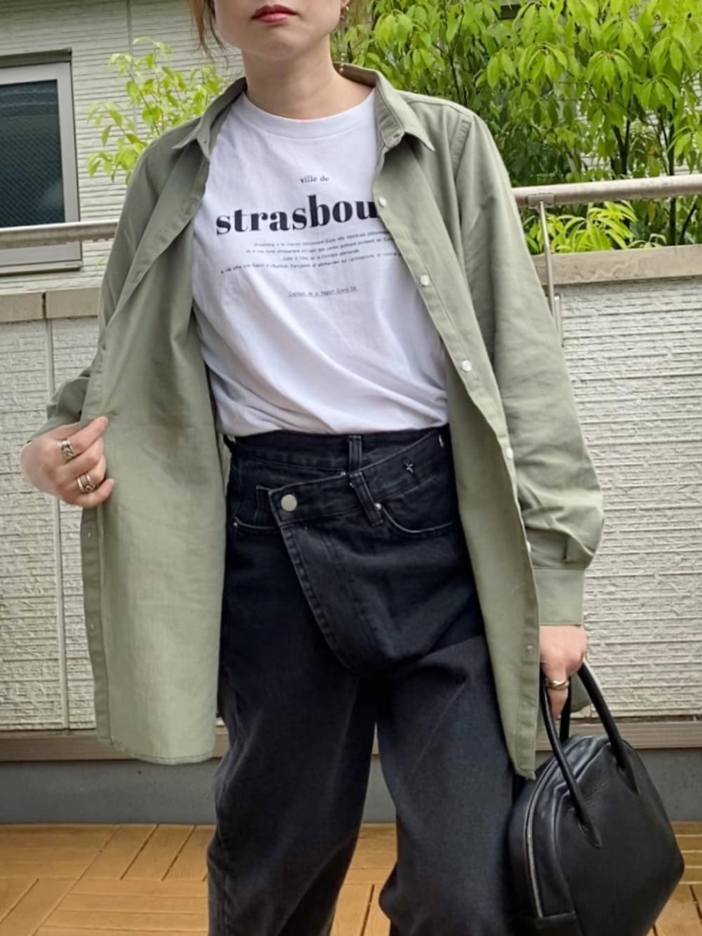 グリーン系のシャツ/ブラウス、ホワイト系のTシャツ/カットソー、ブラック系のデニムパンツを着用したレディースの春コーディネートの2枚目の写真