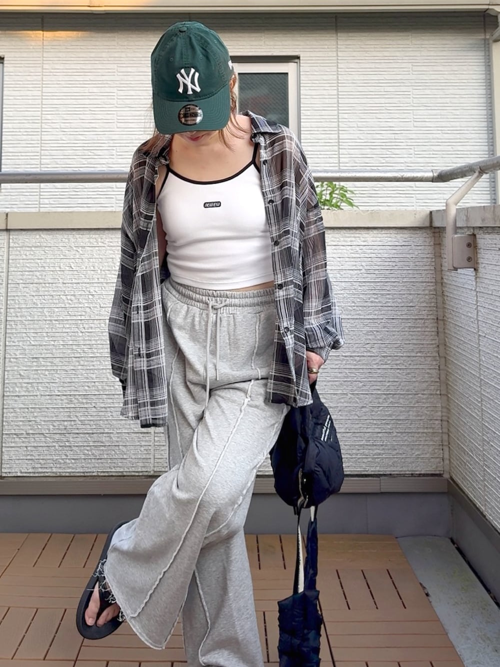 ホワイト系のキャミソール、ブラック系のシャツ/ブラウス、グレー系のスウェットパンツを着用したレディースの夏コーディネートの5枚目の写真