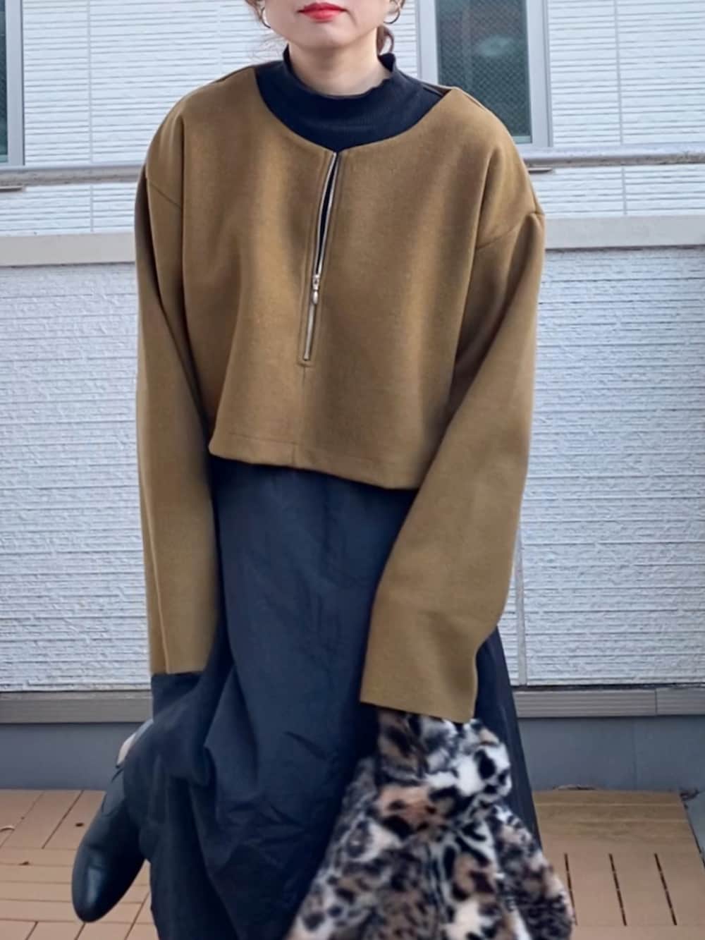 グリーン系のワンピース、その他のハンドバッグを着用したレディースの秋コーディネートの5枚目の写真