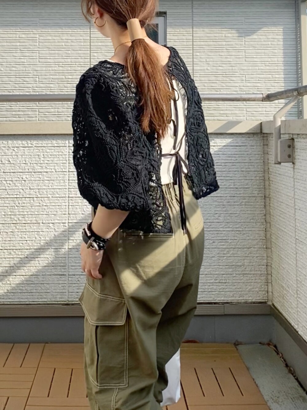 ブラック系のシャツ/ブラウス、グリーン系のカーゴパンツ、ホワイト系のトートバッグを着用したレディースの夏コーディネートの3枚目の写真