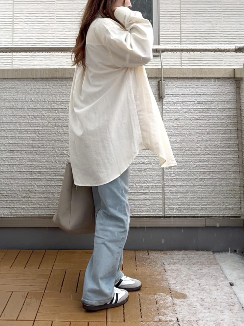 ホワイト系のシャツ/ブラウス、ベージュ系のTシャツ/カットソー、ブルー系のデニムパンツを着用したレディースの春コーディネートの3枚目の写真