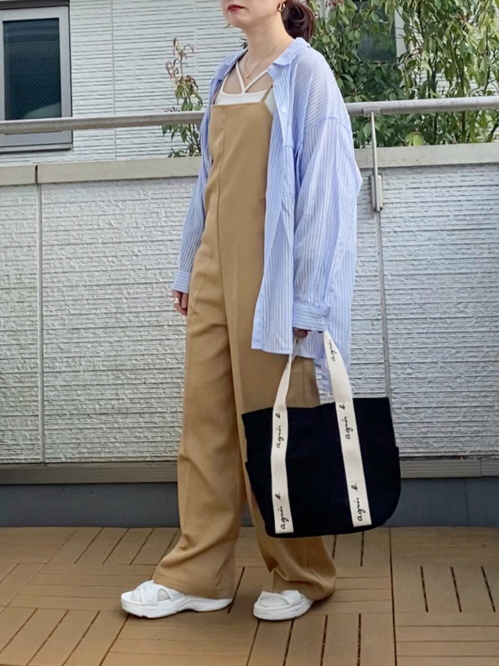 ベージュ系のつなぎ/オールインワン、ホワイト系のキャミソール、その他のシャツ/ブラウスを着用したレディースの春コーディネートの2枚目の写真