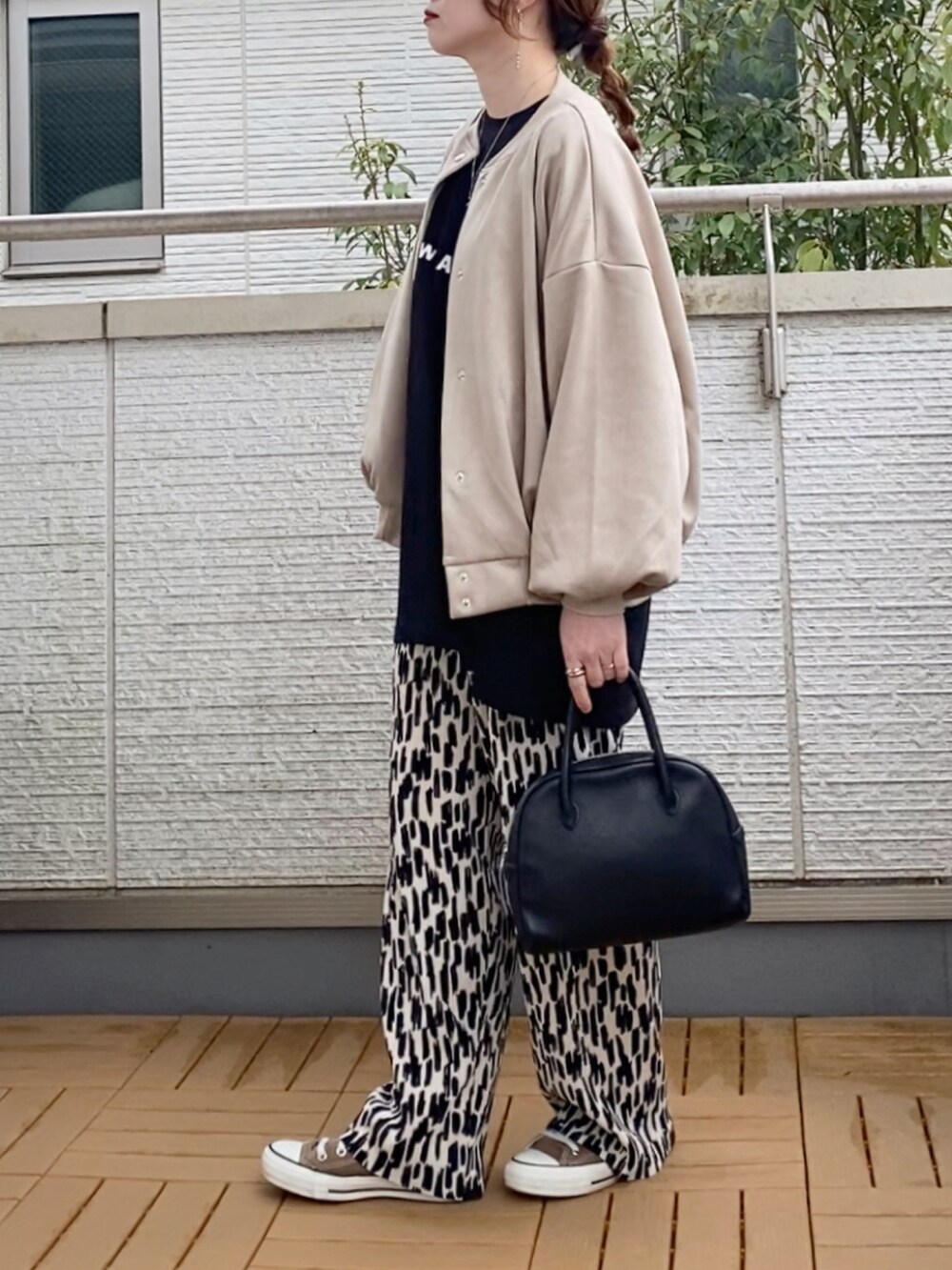 ベージュ系のスタジャン、ブラック系のTシャツ/カットソー、ホワイト系のその他パンツを着用したレディースの春コーディネートの2枚目の写真