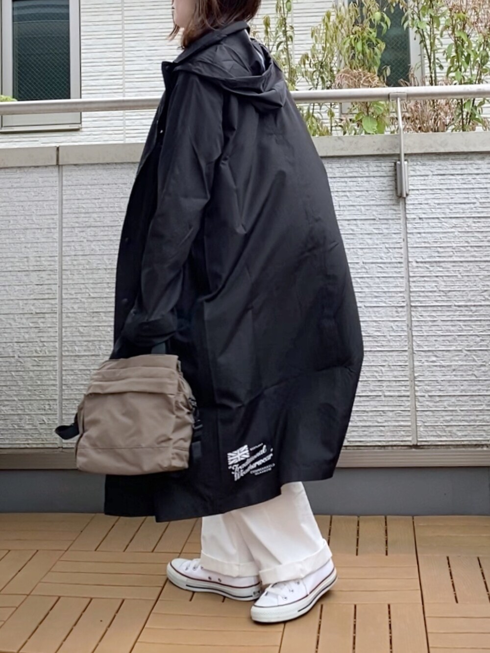 ホワイト系のTシャツ/カットソー、ホワイト系のその他パンツ、グリーン系のショルダーバッグを着用したレディースの春コーディネートの2枚目の写真