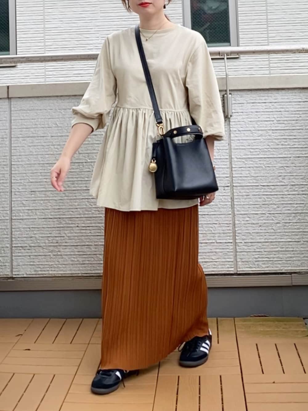 ベージュ系のその他トップス、ブラウン系のスカート、ブラック系のショルダーバッグを着用したレディースの秋コーディネートの3枚目の写真