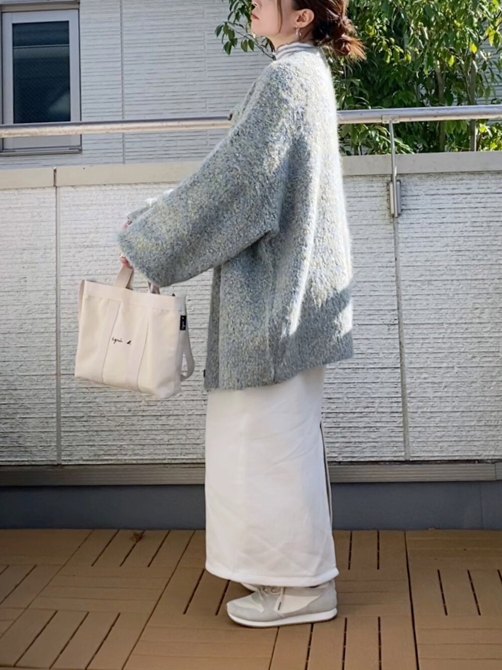 グレー系のカーディガン/ボレロ、その他のTシャツ/カットソー、ホワイト系のスカートを着用したレディースの秋コーディネートの3枚目の写真