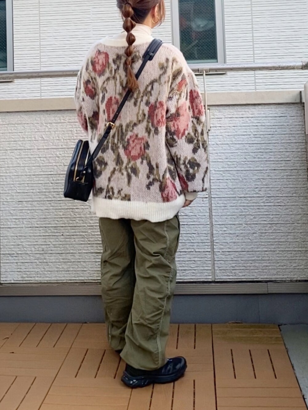 ホワイト系のカーディガン/ボレロ、ホワイト系のTシャツ/カットソー、グリーン系のカーゴパンツを着用したレディースの秋コーディネートの3枚目の写真
