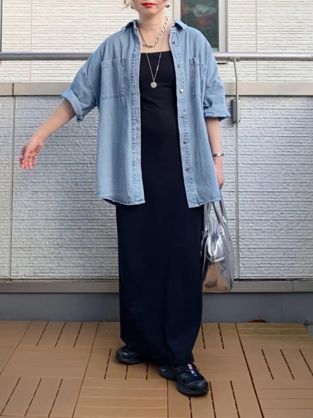 ブルー系のシャツ/ブラウス、ブラック系のワンピース、シルバー系のボストンバッグを着用したレディースの夏コーディネートの2枚目の写真