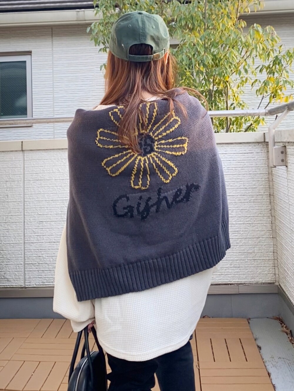 ホワイト系のスウェット、グレー系のニット/セーター、ブラック系のその他パンツを着用したレディースの冬コーディネートの5枚目の写真