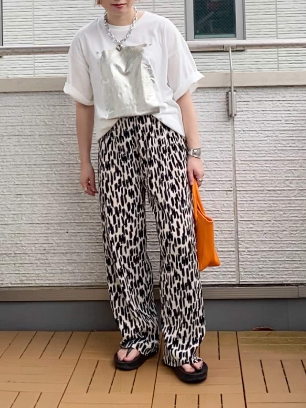 ホワイト系のTシャツ/カットソー、ホワイト系のその他パンツ、オレンジ系のトートバッグを着用したレディースの夏コーディネートの2枚目の写真