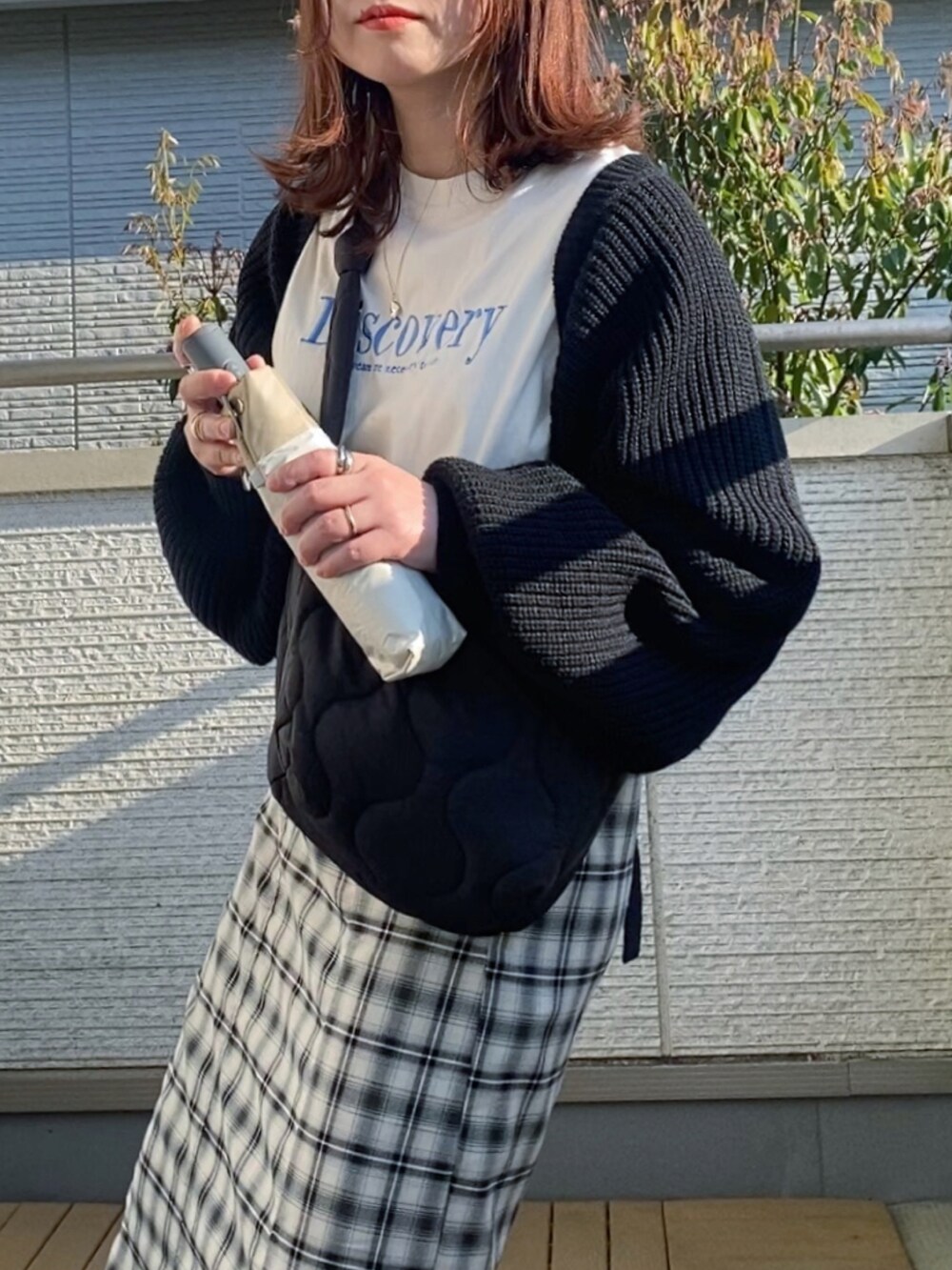 ブラック系のカーディガン/ボレロ、ホワイト系のTシャツ/カットソー、ブラック系のスカートを着用したレディースの春コーディネートの4枚目の写真