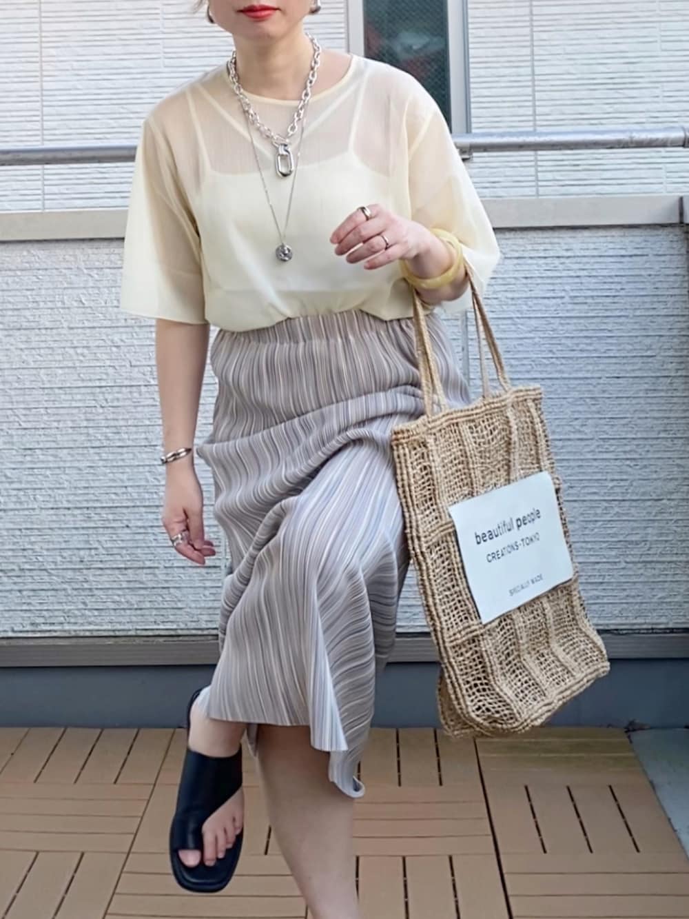 ホワイト系のシャツ/ブラウス、グレー系のスカート、シルバー系のピアス（両耳用）を着用したレディースの夏コーディネートの5枚目の写真