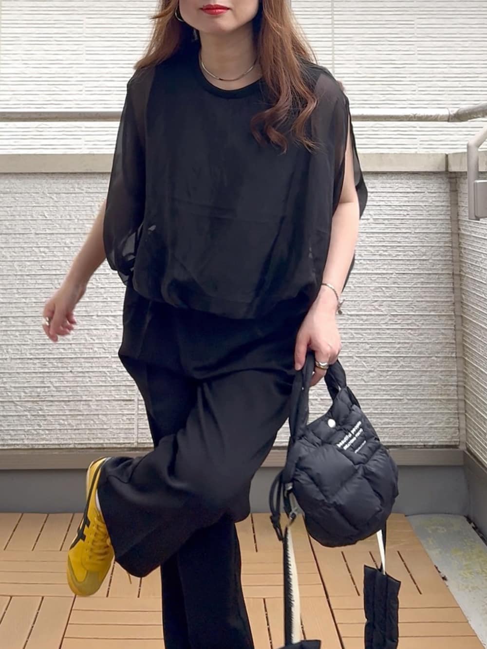 ブラック系のシャツ/ブラウス、ブラック系のスラックス、ブラック系のショルダーバッグを着用したレディースの夏コーディネートの5枚目の写真