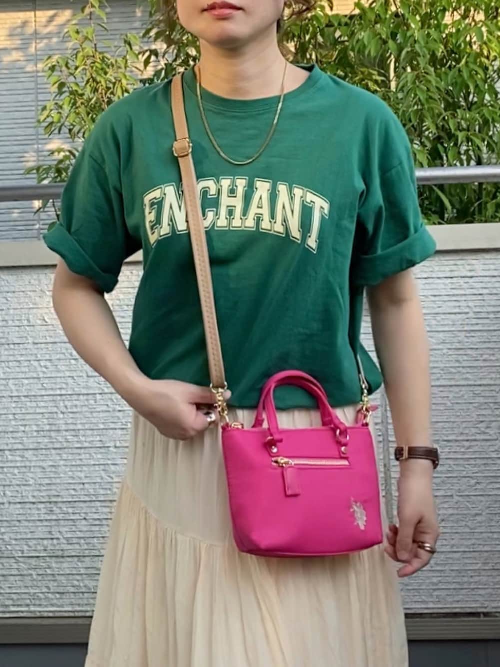 グリーン系のTシャツ/カットソー、ピンク系のショルダーバッグ、ブラウン系のサンダルを着用したレディースの夏コーディネートの2枚目の写真