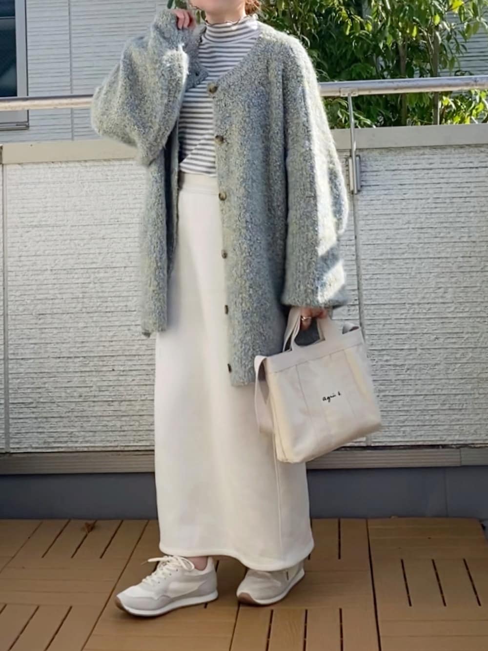 グレー系のカーディガン/ボレロ、その他のTシャツ/カットソー、ホワイト系のスカートを着用したレディースの秋コーディネートの2枚目の写真