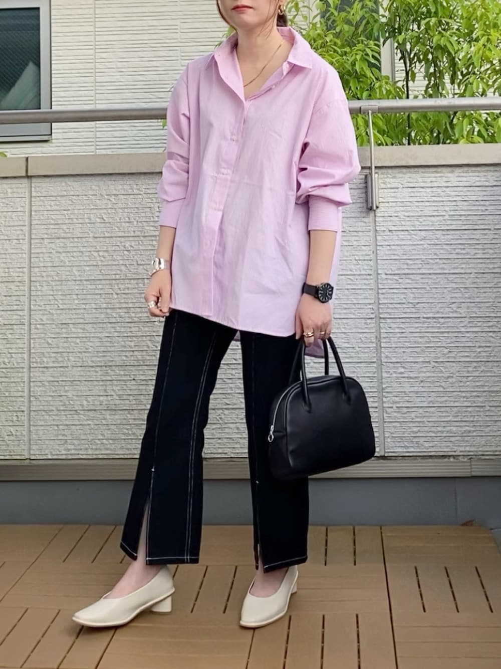 ピンク系のシャツ/ブラウス、ブラック系のデニムパンツ、ブラック系のショルダーバッグを着用したレディースの春コーディネートの2枚目の写真