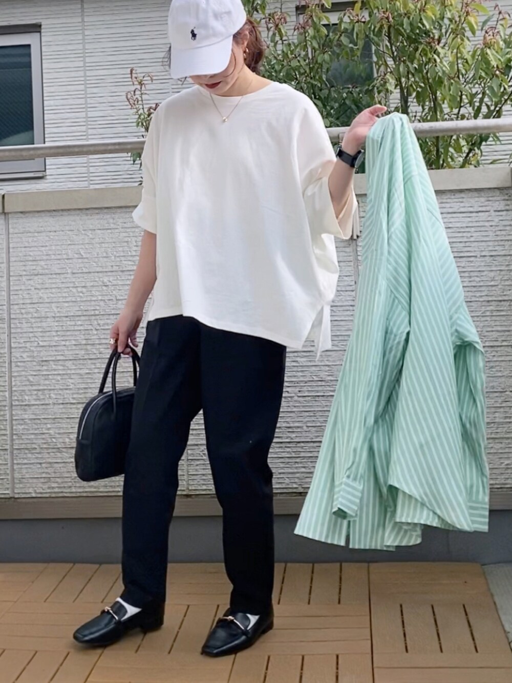 ホワイト系のTシャツ/カットソー、グリーン系のシャツ/ブラウス、ブラック系のその他パンツを着用したレディースの春コーディネートの2枚目の写真