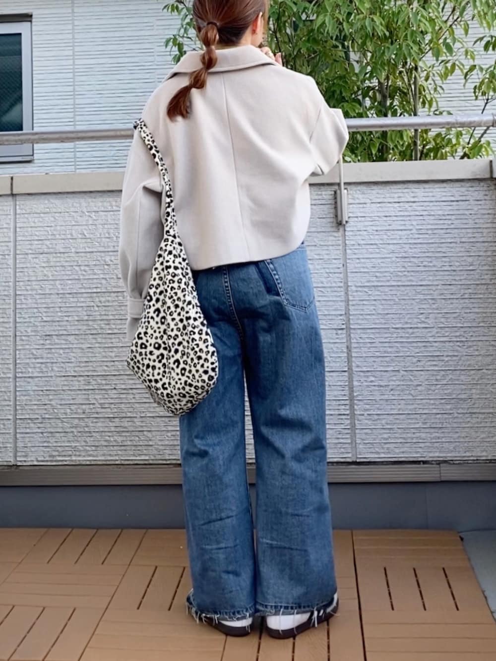 ホワイト系のブルゾン、イエロー系のニット/セーター、ホワイト系のトートバッグを着用したレディースの秋コーディネートの3枚目の写真