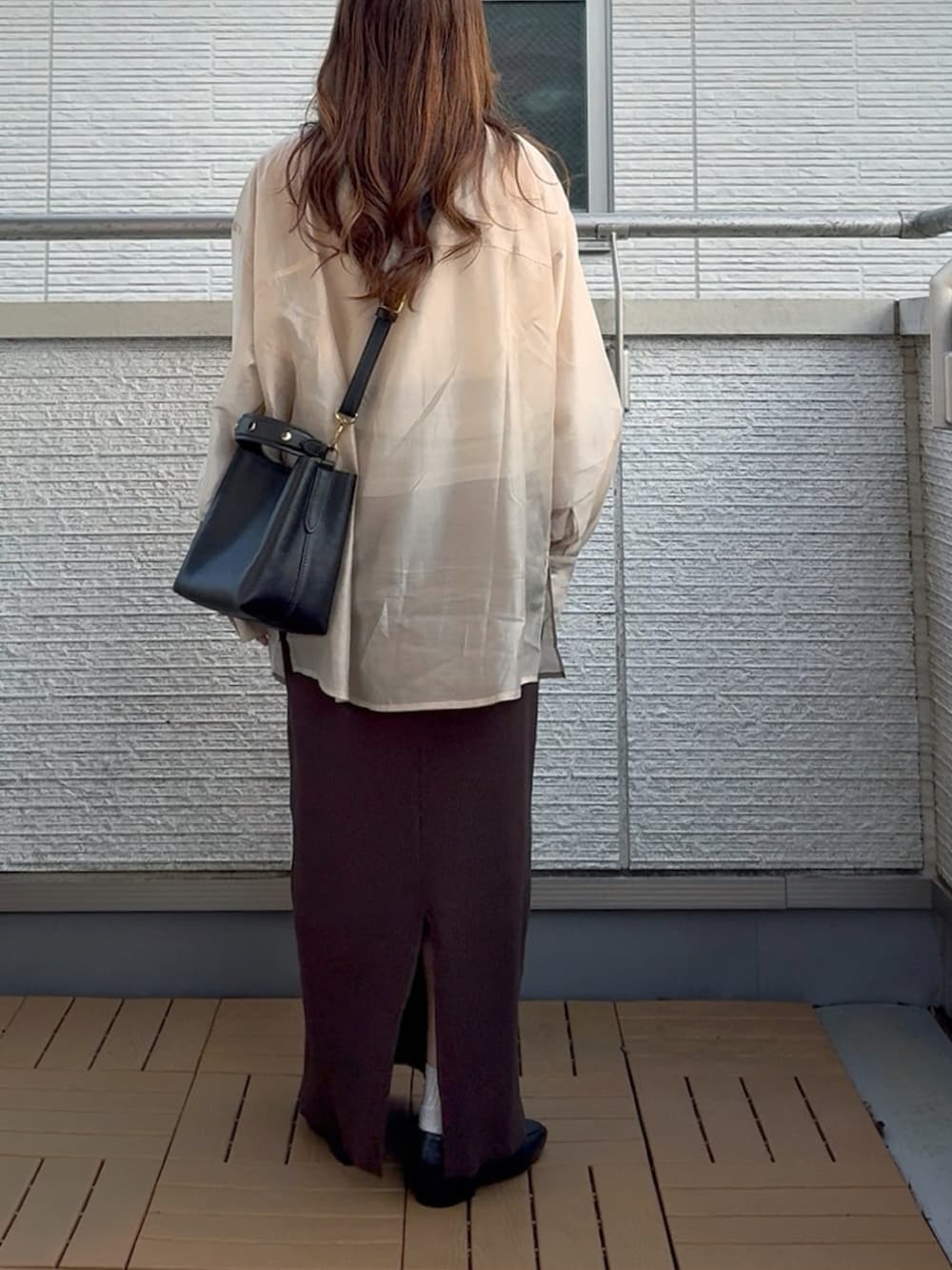 ベージュ系のシャツ/ブラウス、ブラウン系のスカート、ブラック系のショルダーバッグを着用したレディースの春コーディネートの4枚目の写真