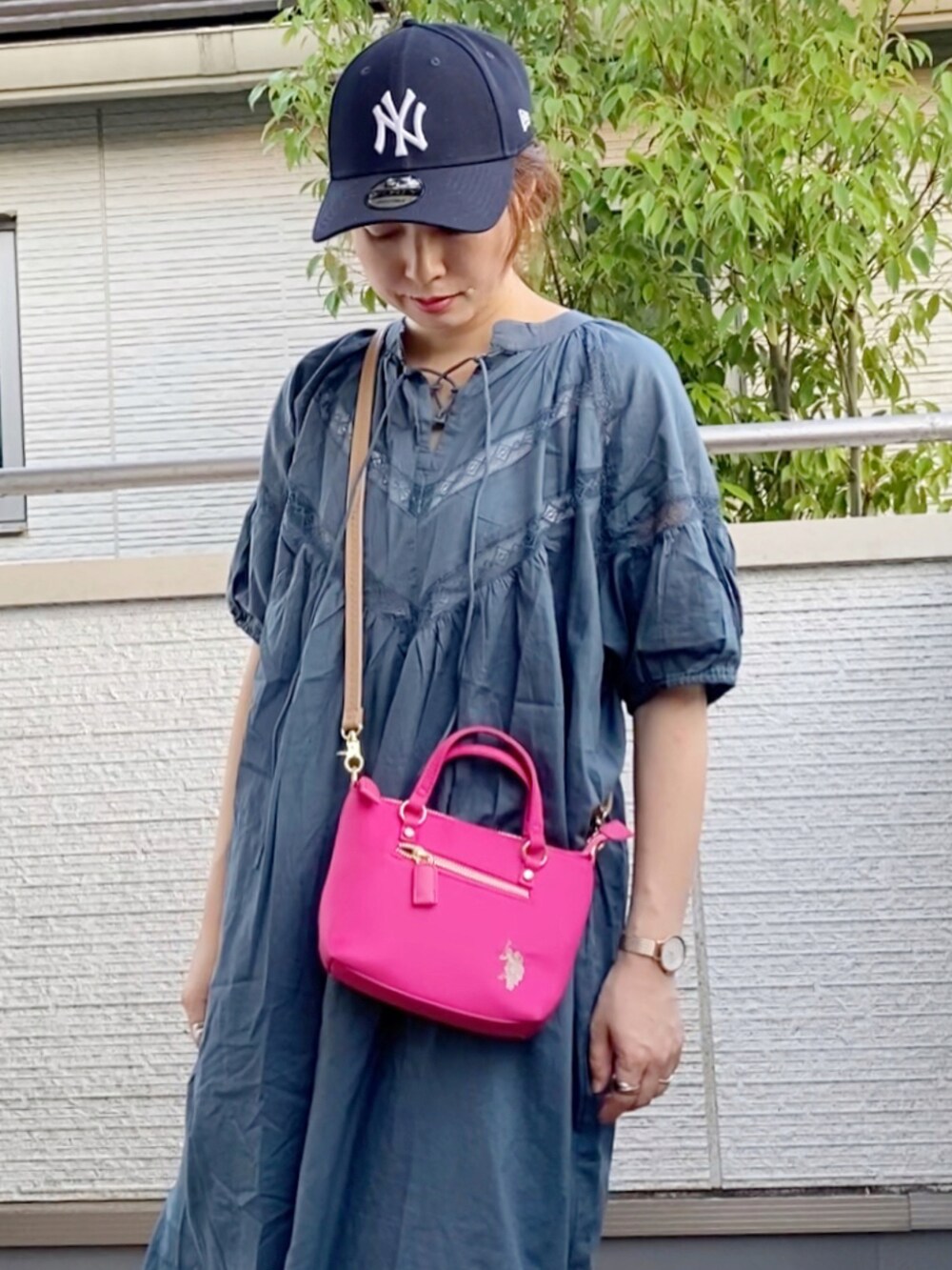 ブルー系のワンピース、ブルー系のデニムパンツ、ピンク系のショルダーバッグを着用したレディースの夏コーディネートの4枚目の写真