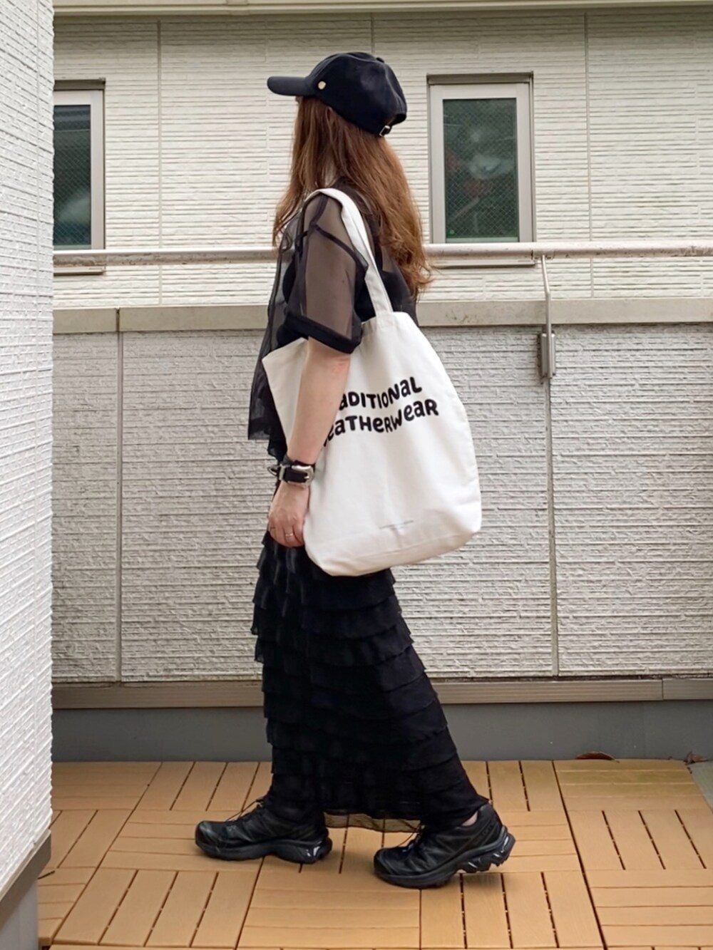 ブラック系のTシャツ/カットソー、ブラック系のキャミソール、ブラック系のスカートを着用したレディースの夏コーディネートの3枚目の写真