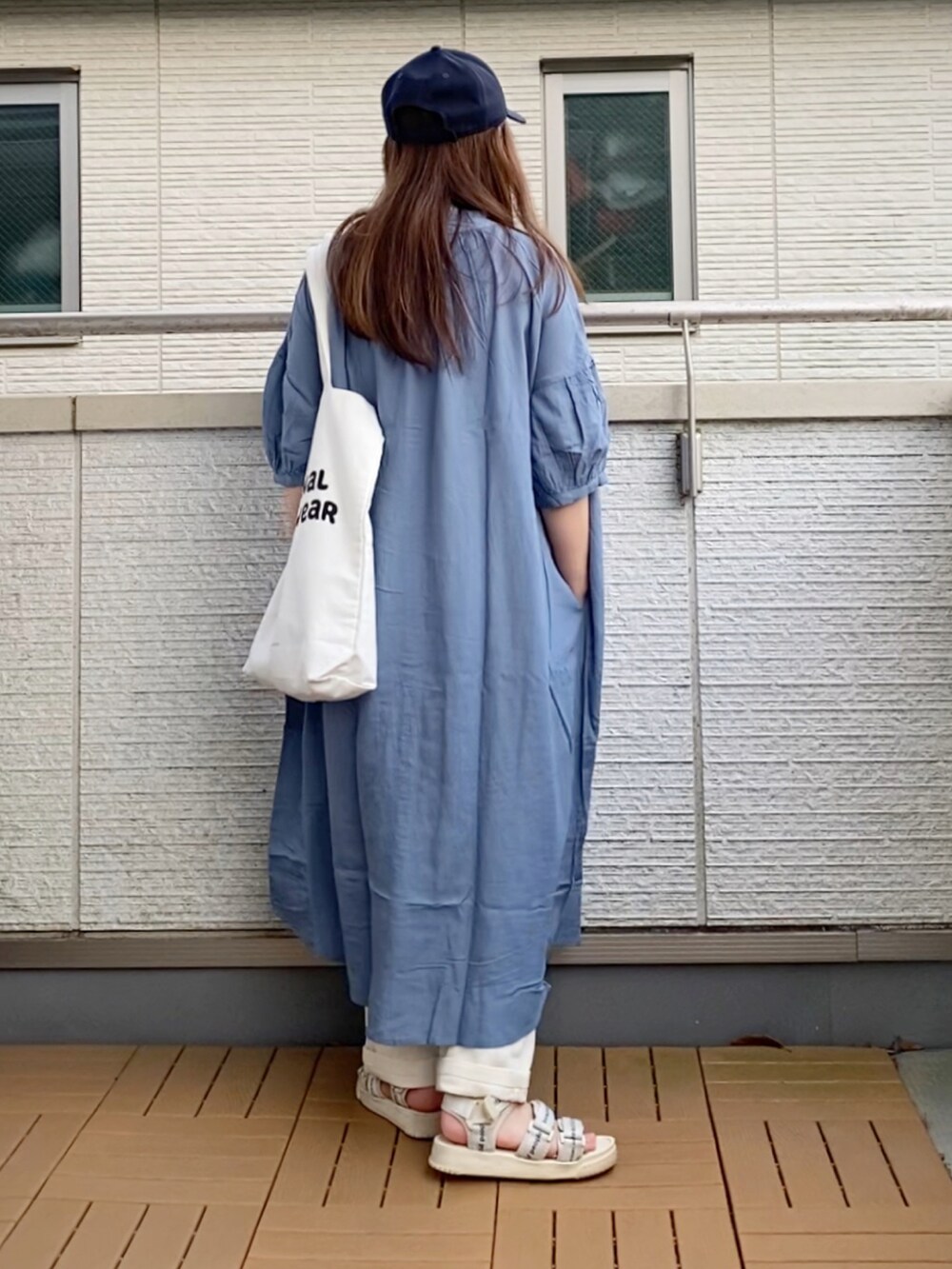 ブルー系のワンピース、ホワイト系のキャミソール、ホワイト系のその他パンツを着用したレディースの夏コーディネートの3枚目の写真