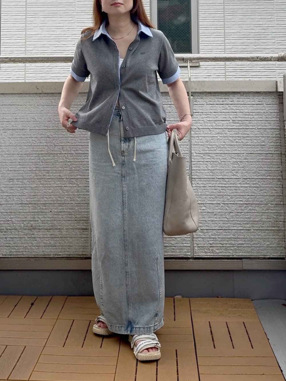 グレー系のカーディガン/ボレロを着用したレディースの夏コーディネートの2枚目の写真