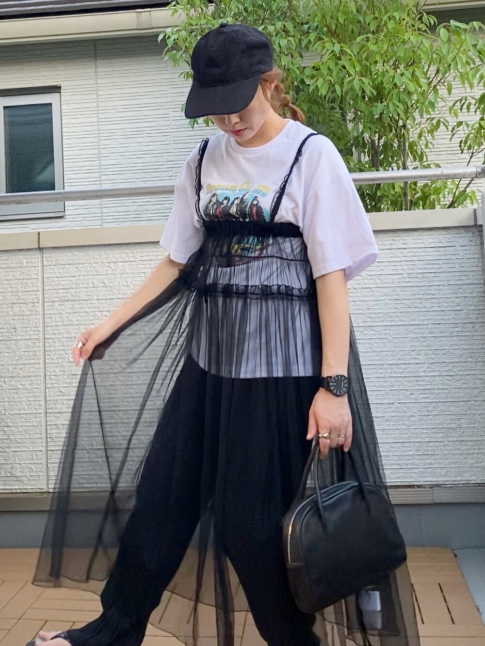 ホワイト系のTシャツ/カットソー、ブラック系のワンピース、ブラック系のショルダーバッグを着用したレディースの夏コーディネートの3枚目の写真