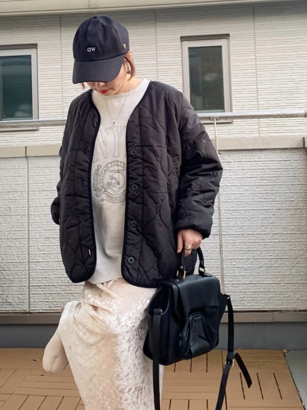 ブラック系のノーカラージャケット、グレー系のスウェット、ベージュ系のスカートを着用したレディースの冬コーディネートの4枚目の写真