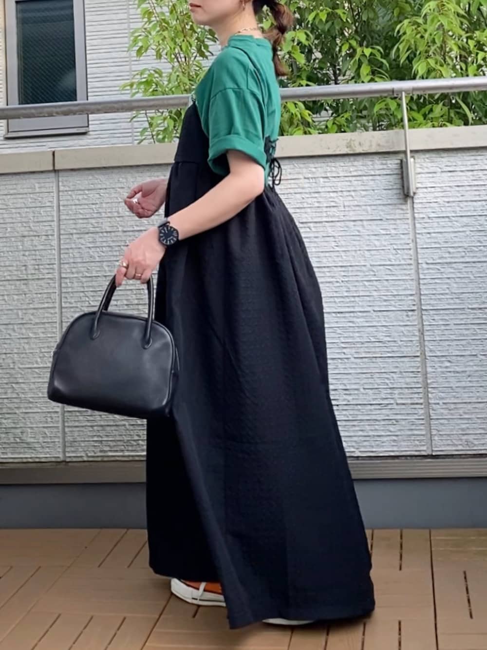 ブラック系のワンピース、グリーン系のTシャツ/カットソー、ブラック系のショルダーバッグを着用したレディースの夏コーディネートの3枚目の写真