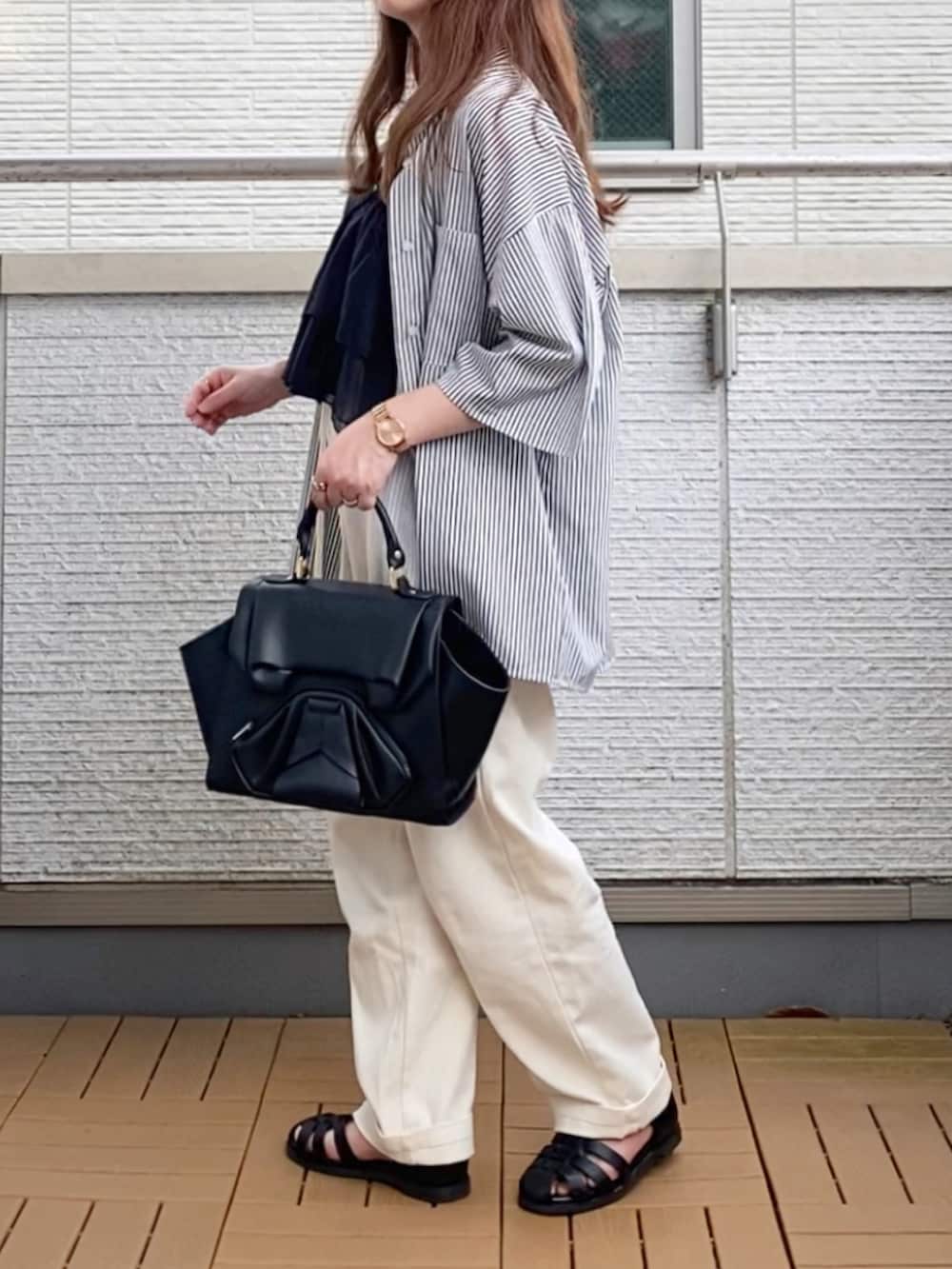 ブラック系のハンドバッグ、ブラック系のキャミソール、その他のシャツ/ブラウスを着用したレディースの夏コーディネートの3枚目の写真