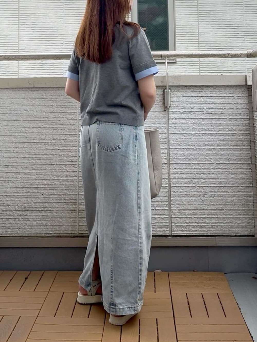 グレー系のカーディガン/ボレロを着用したレディースの夏コーディネートの3枚目の写真