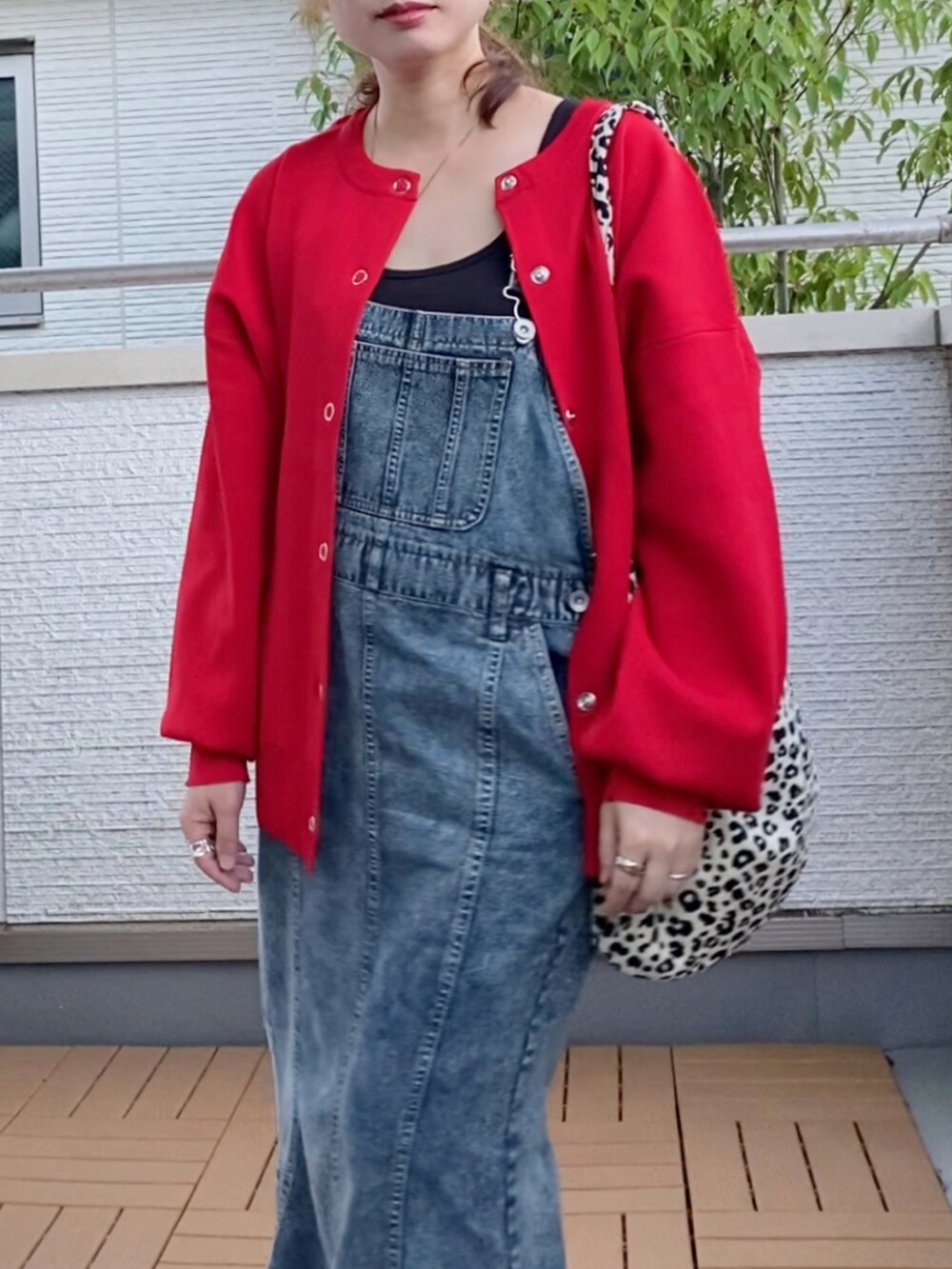 レッド系のカーディガン/ボレロ、ブルー系のジャンパースカート、ホワイト系のトートバッグを着用したレディースの夏コーディネートの3枚目の写真