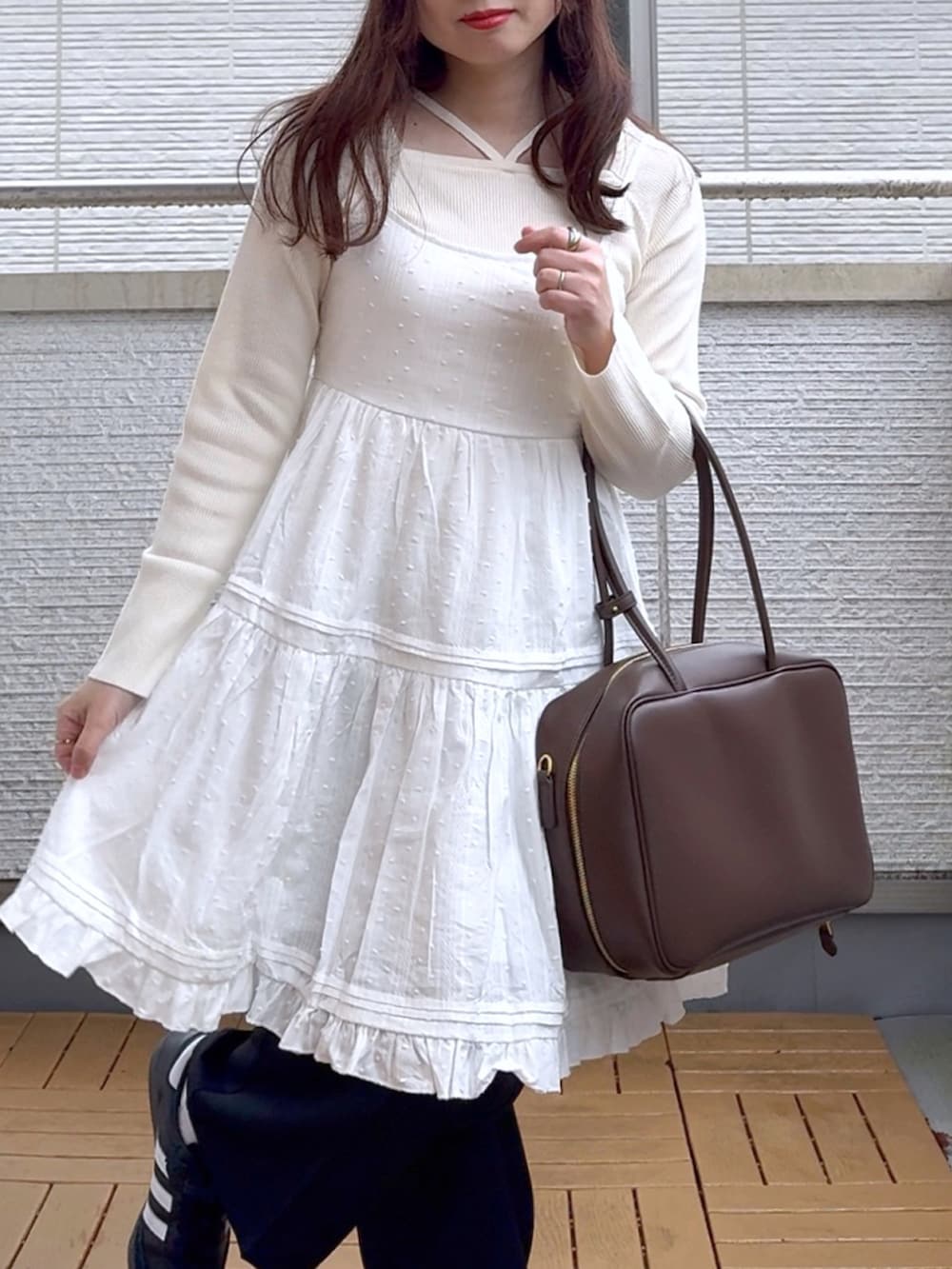 ホワイト系のワンピース、ホワイト系のTシャツ/カットソー、ブラック系のスラックスを着用したレディースの春コーディネートの4枚目の写真